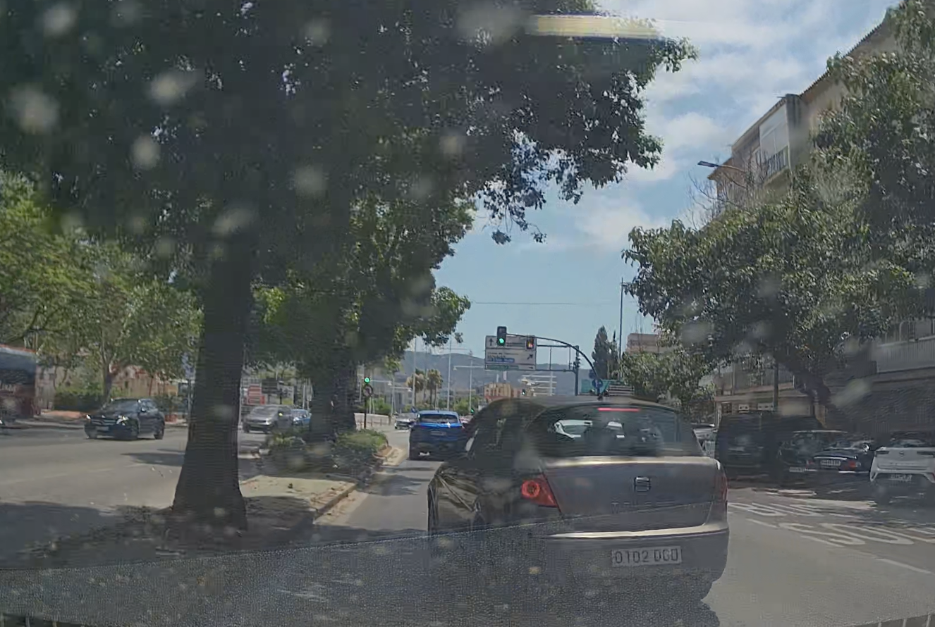 Cambio de carril sin mirar porque si, con conducción temeraria. Avd Primero de Mayo Murcia.